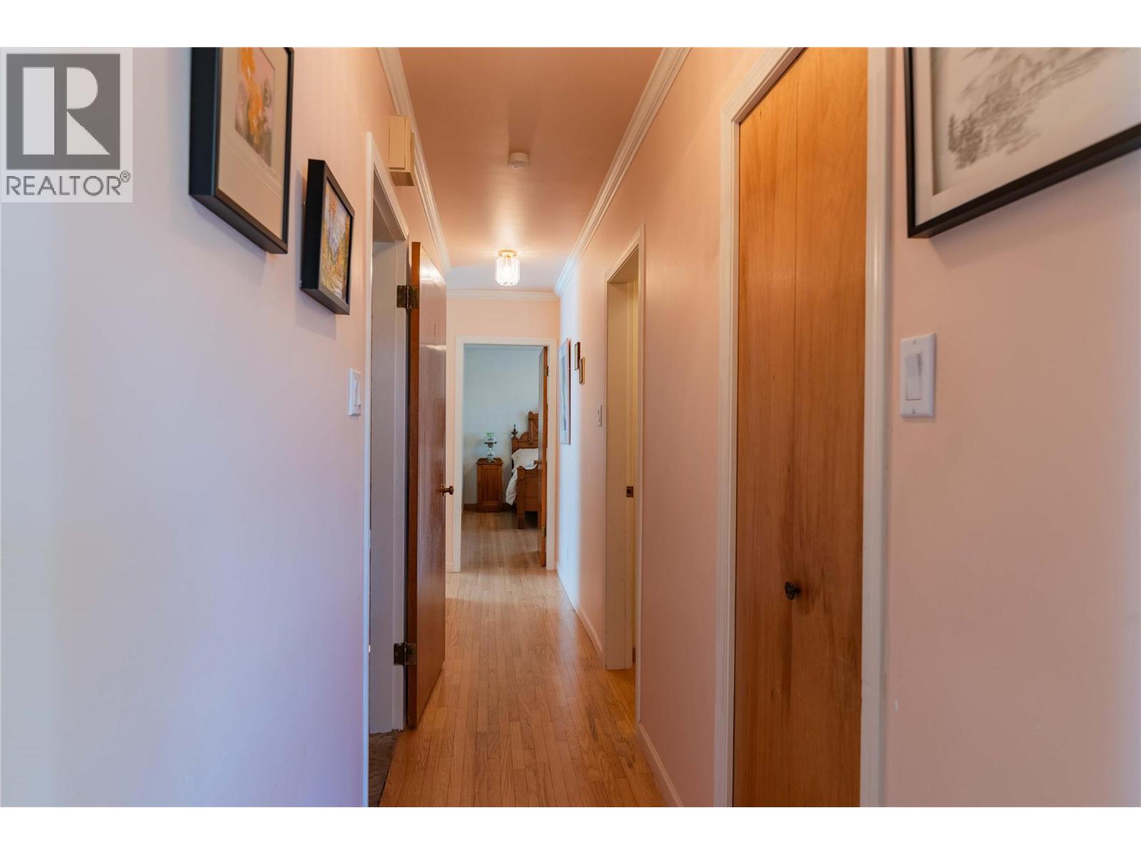 945 Thackeray Street, Warfield