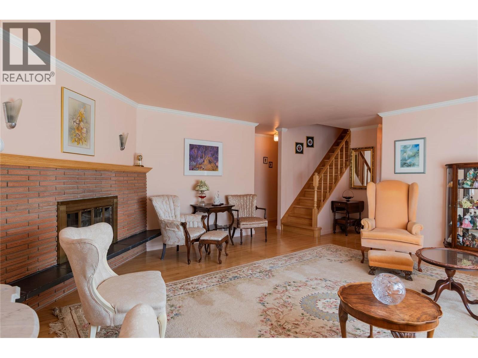 945 Thackeray Street, Warfield