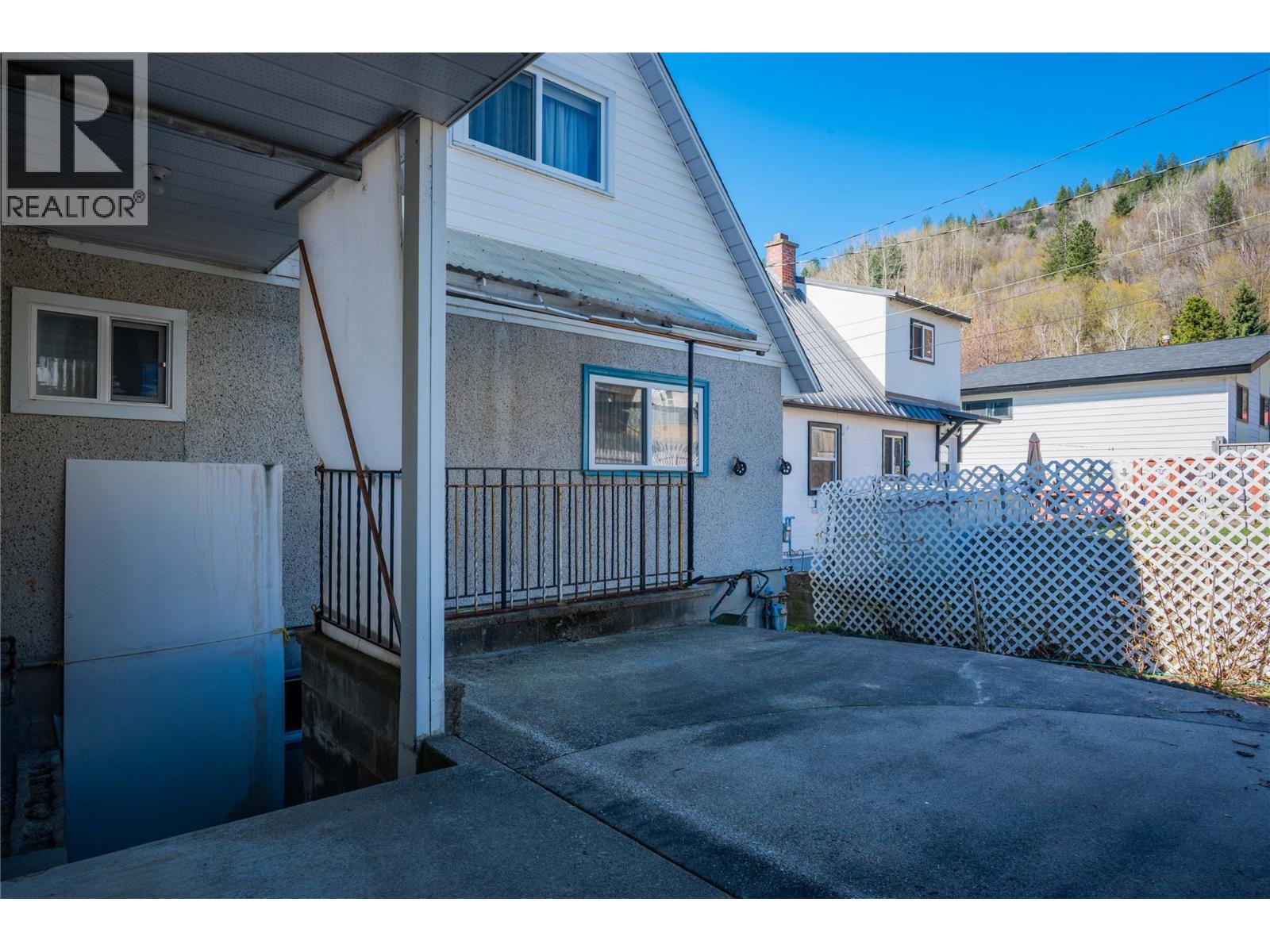 945 Thackeray Street, Warfield