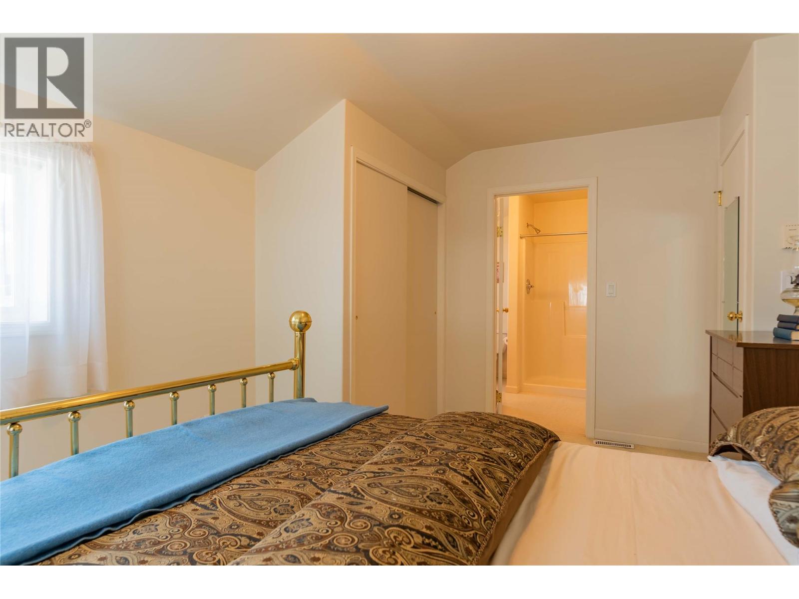 945 Thackeray Street, Warfield