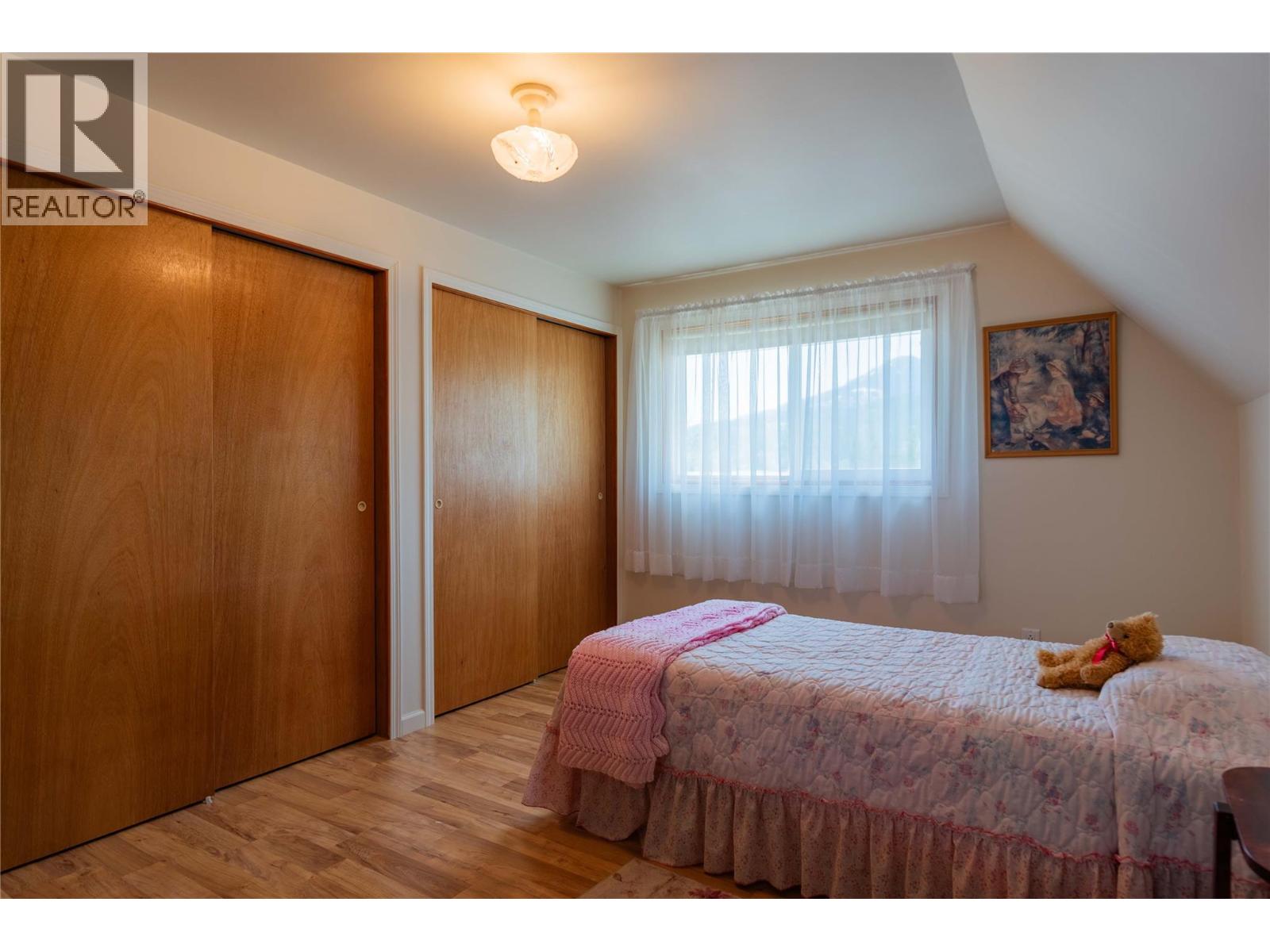 945 Thackeray Street, Warfield