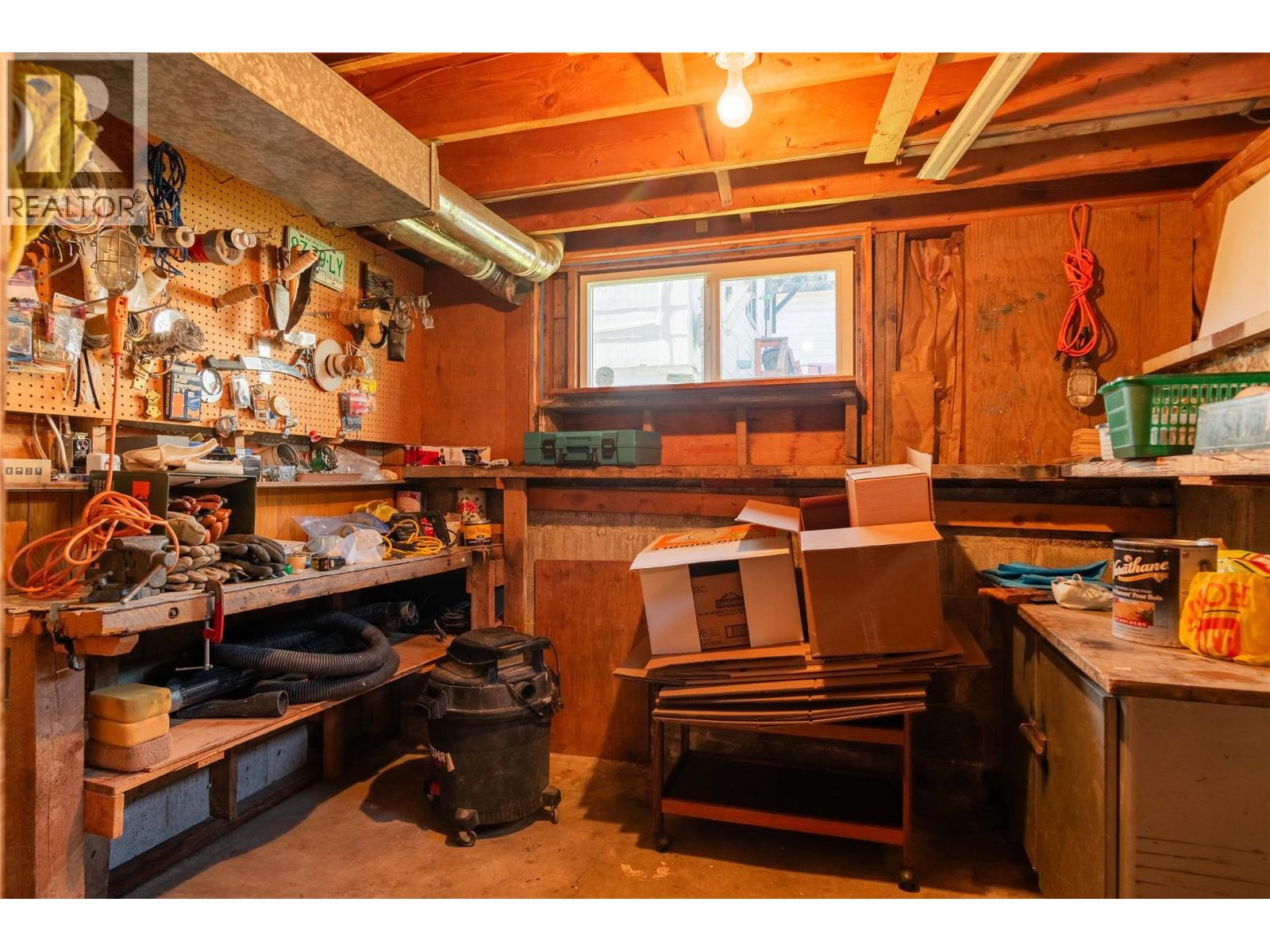 945 Thackeray Street, Warfield