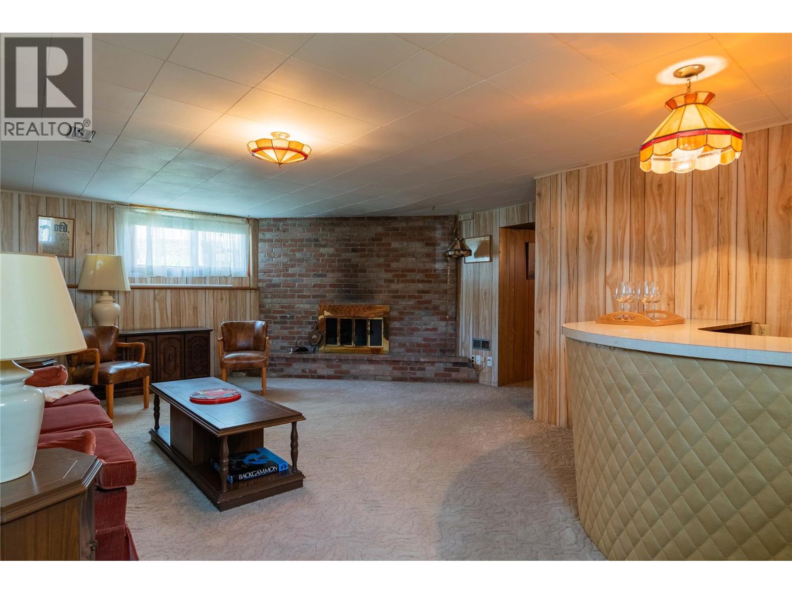 945 Thackeray Street, Warfield