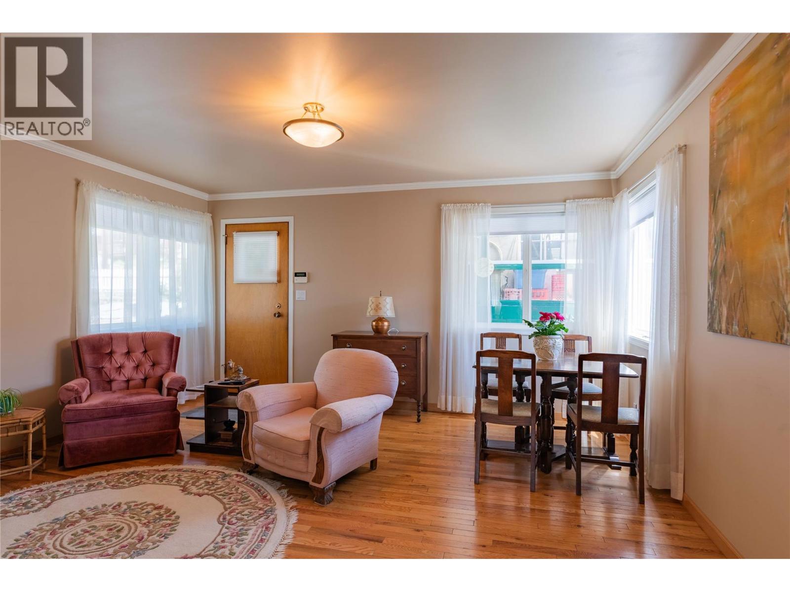 945 Thackeray Street, Warfield