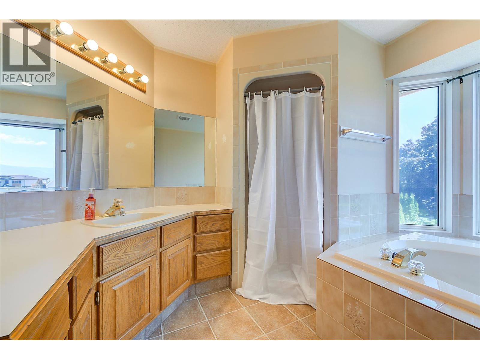  2529 Thacker Drive, West Kelowna