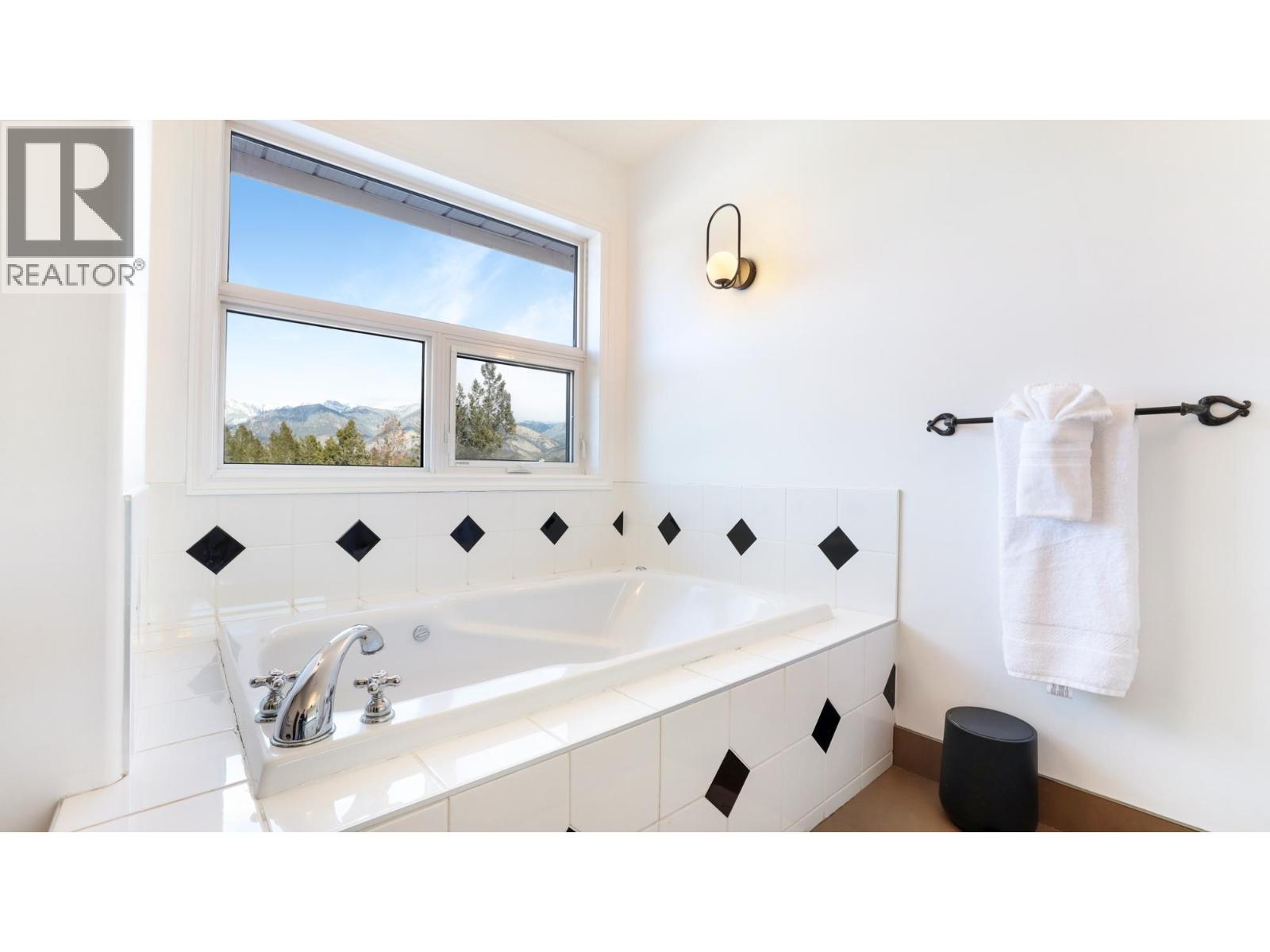 945 Westridge Way, Invermere