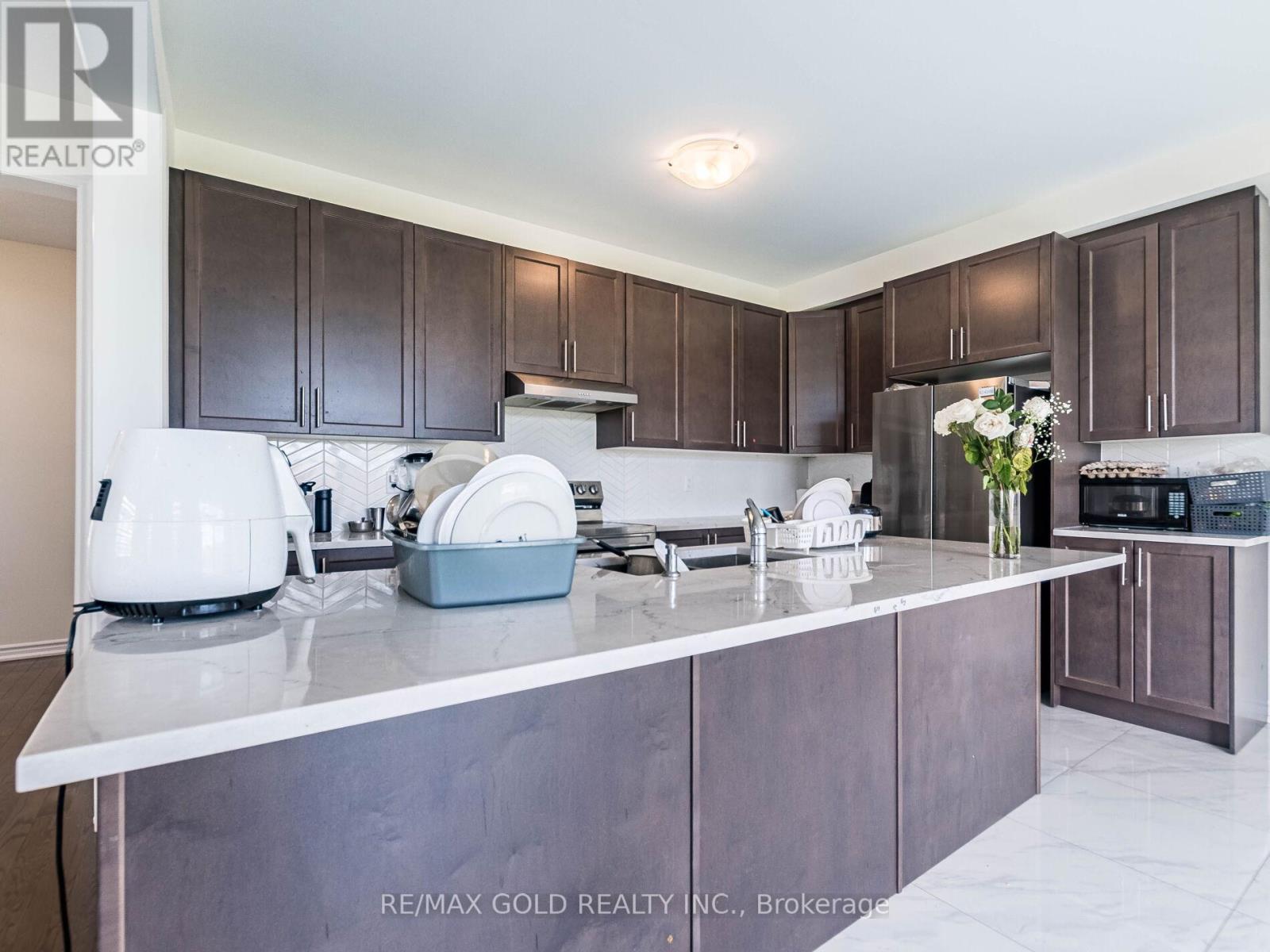 73 EASTMAN DRIVE N - 14