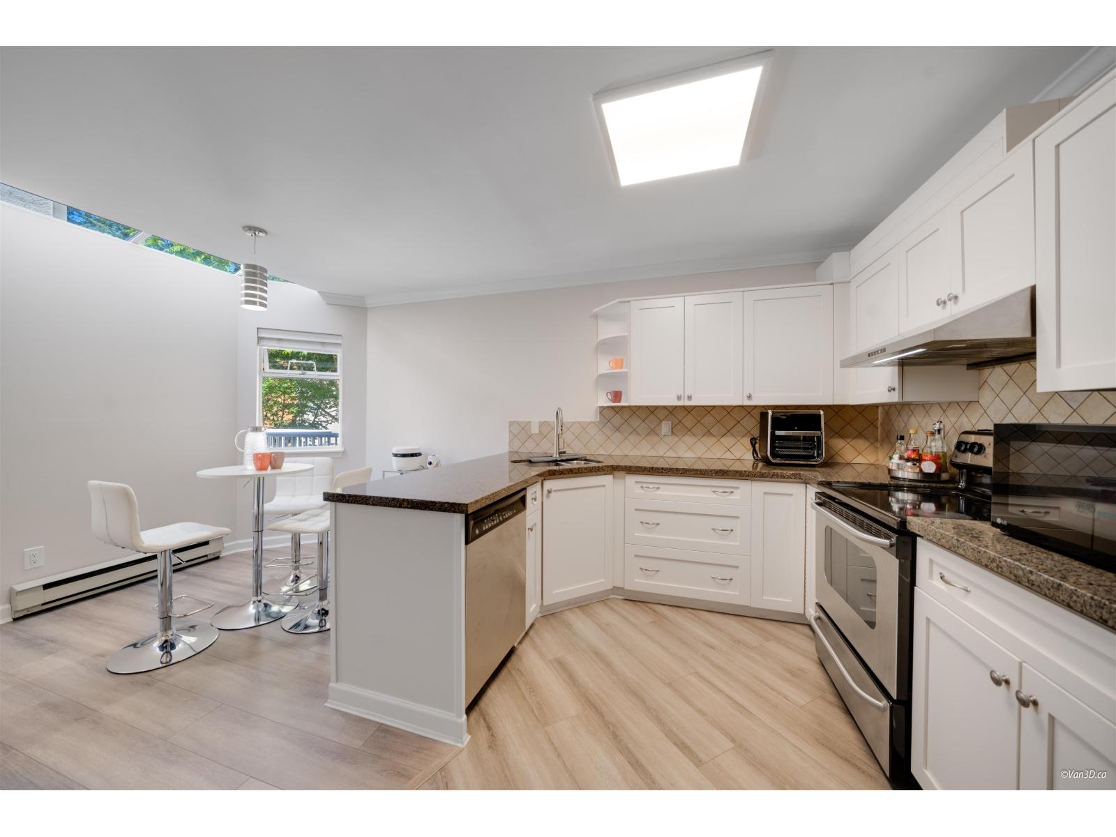 3 1552 EVERALL STREET, White Rock