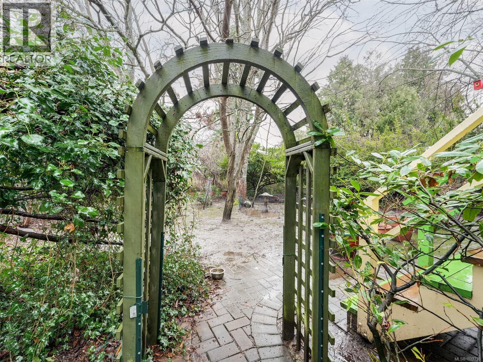 2072 Chaucer St, Oak Bay