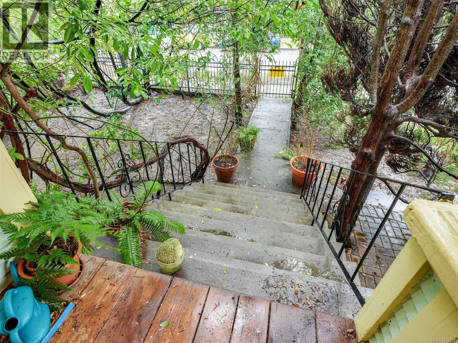 2072 Chaucer St, Oak Bay