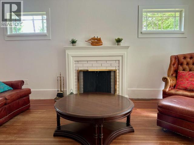 6237 LUND, Powell River