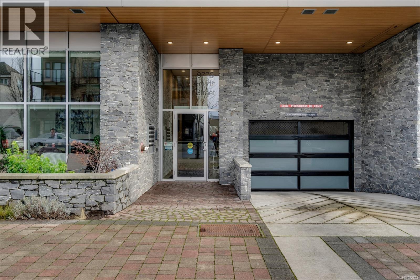 302 9775 Fourth Street, Sidney