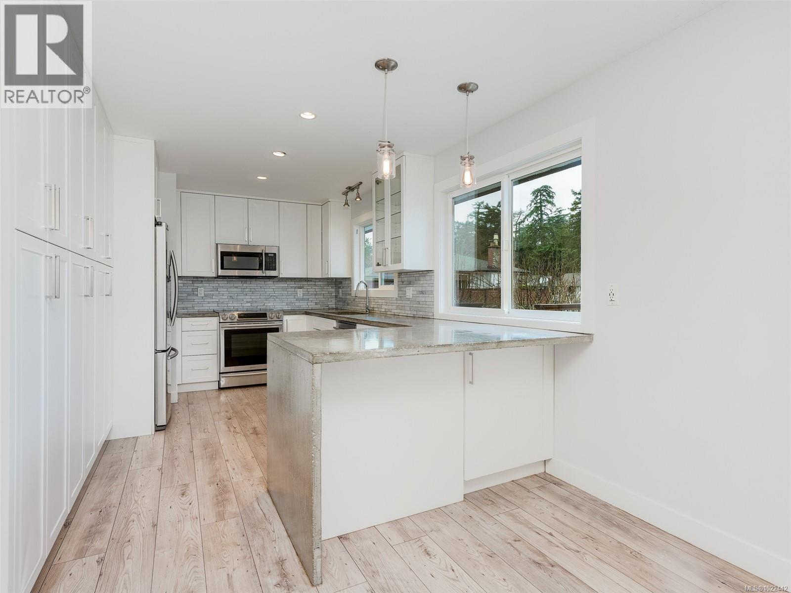 1553 Fremont Pl, Saanich