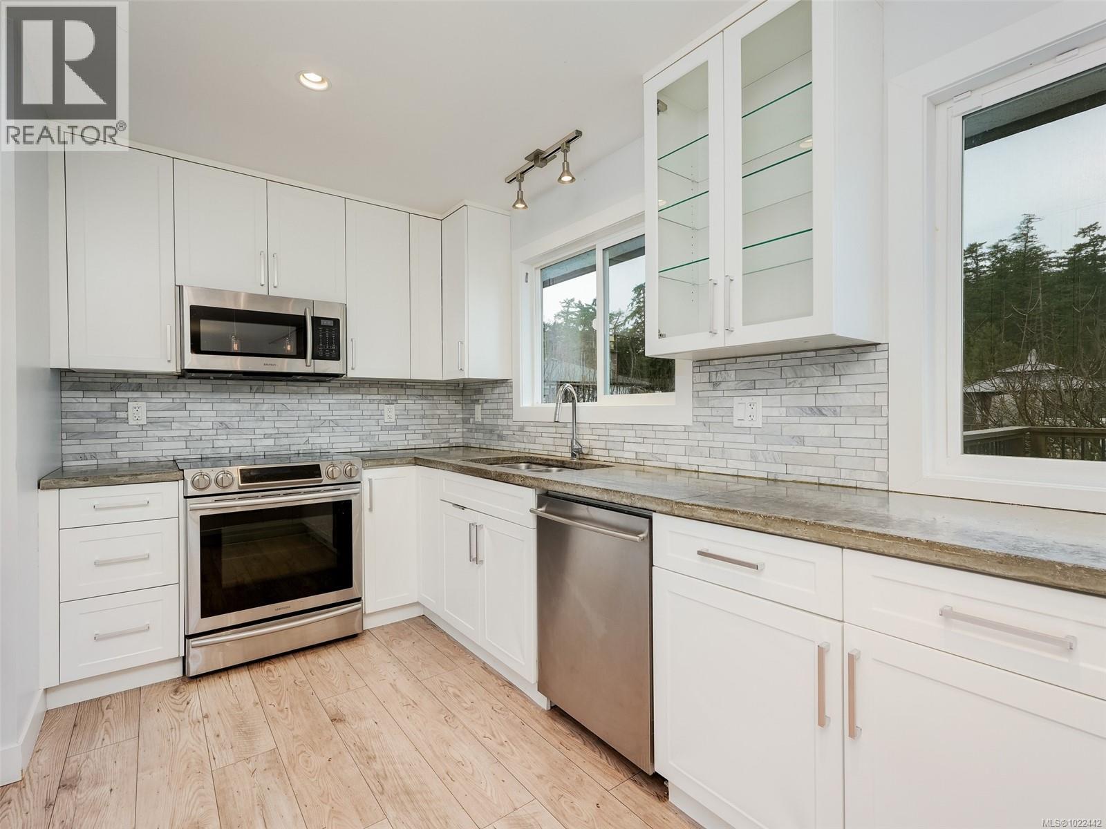 1553 Fremont Pl, Saanich