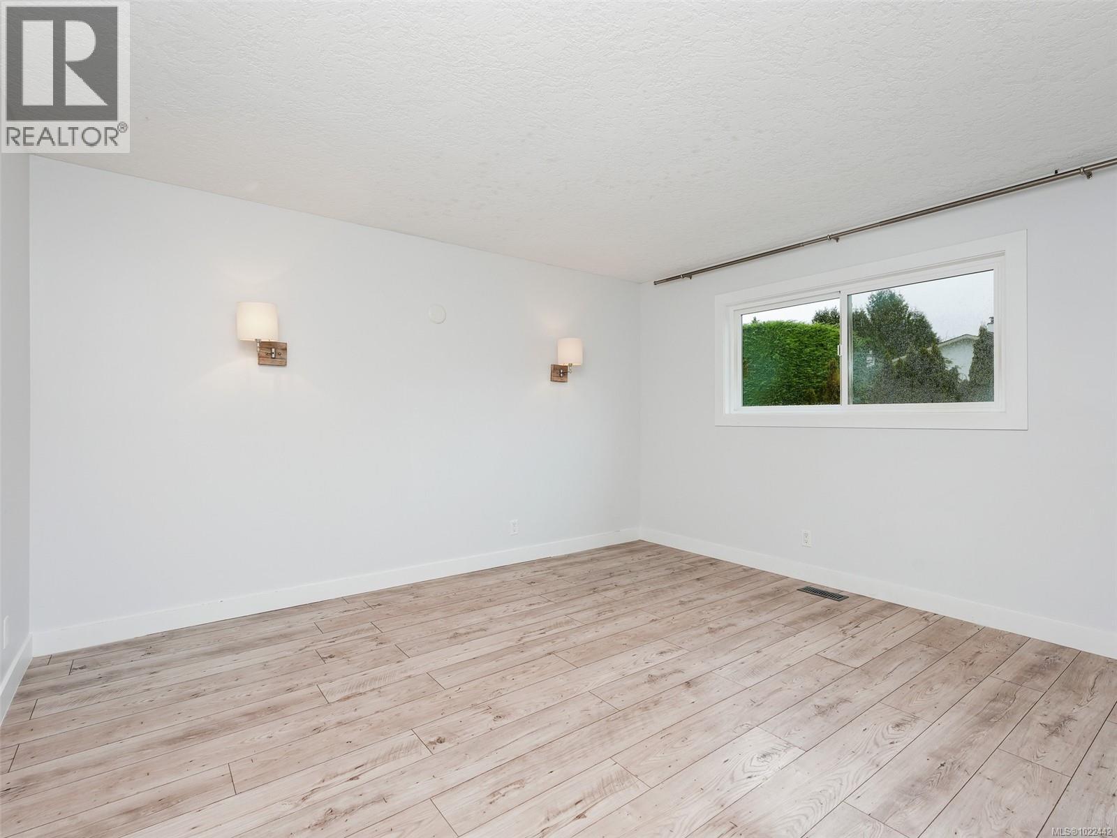 1553 Fremont Pl, Saanich