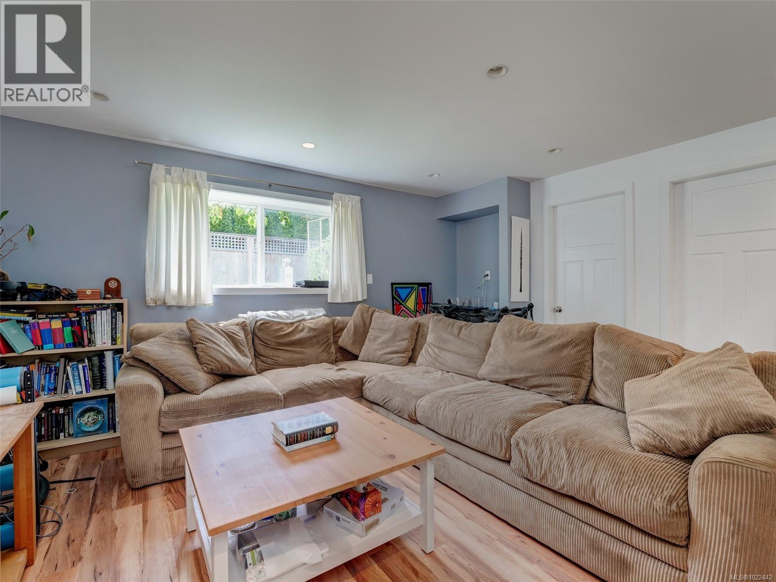 1553 Fremont Pl, Saanich