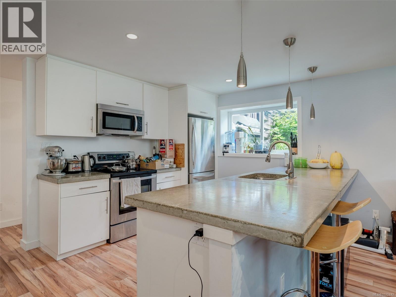 1553 Fremont Pl, Saanich