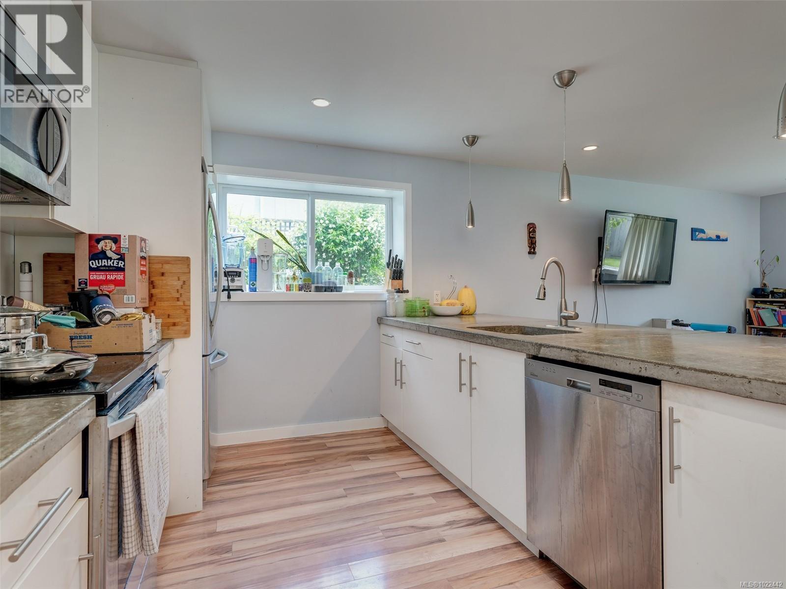 1553 Fremont Pl, Saanich
