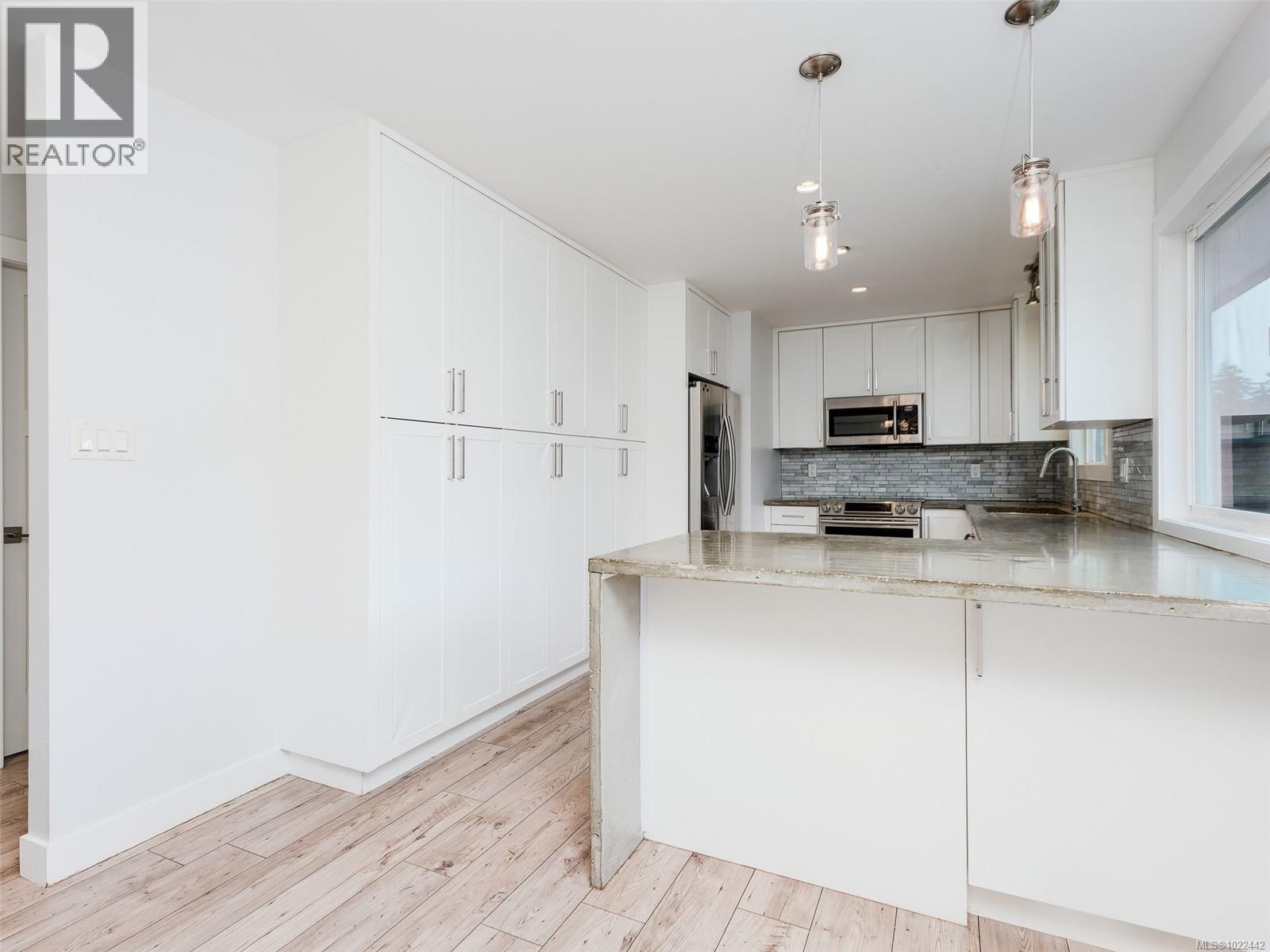 1553 Fremont Pl, Saanich