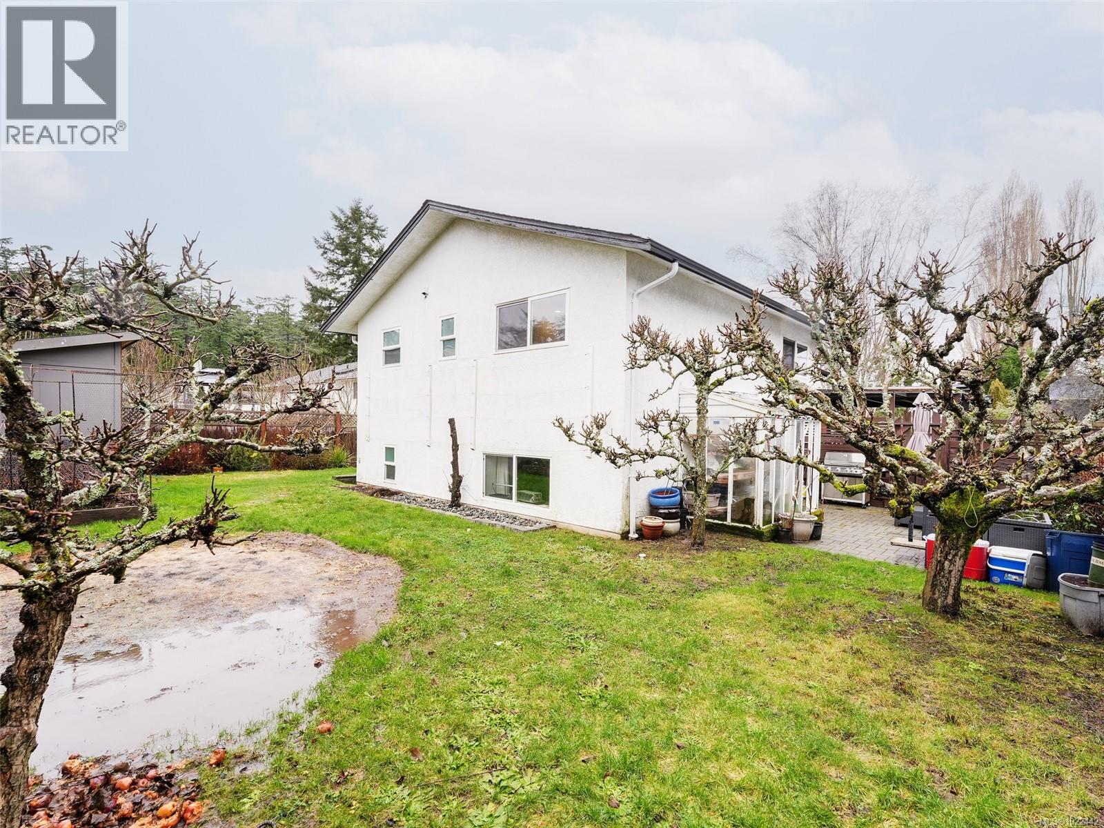 1553 Fremont Pl, Saanich