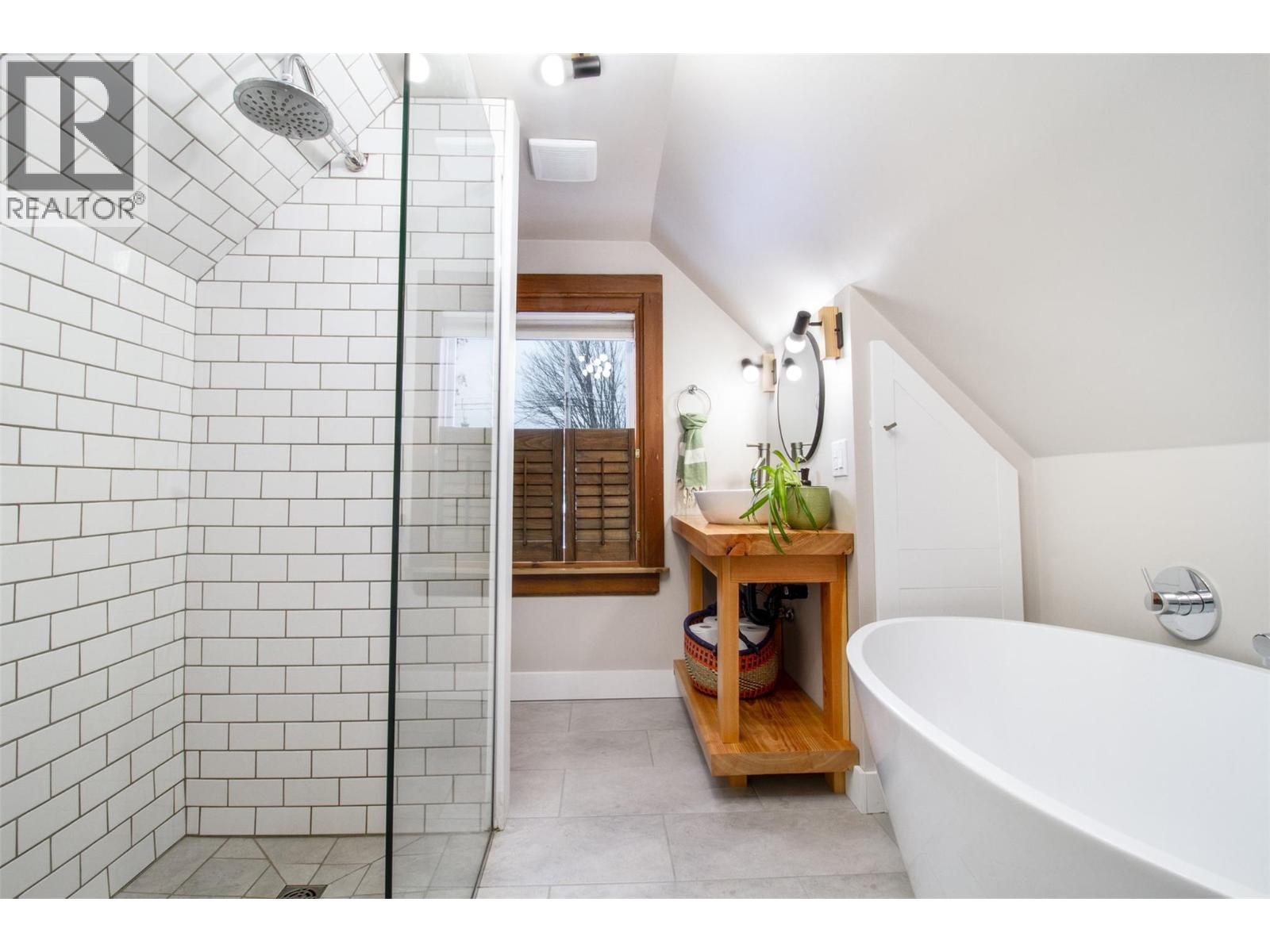 409 Third Street E, Revelstoke