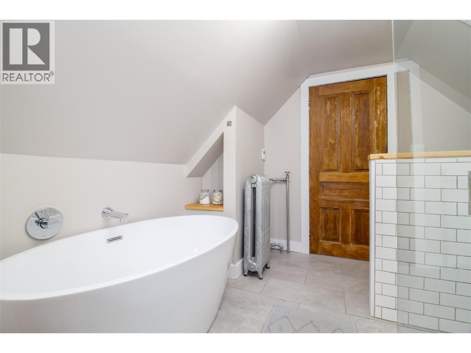 409 Third Street E, Revelstoke