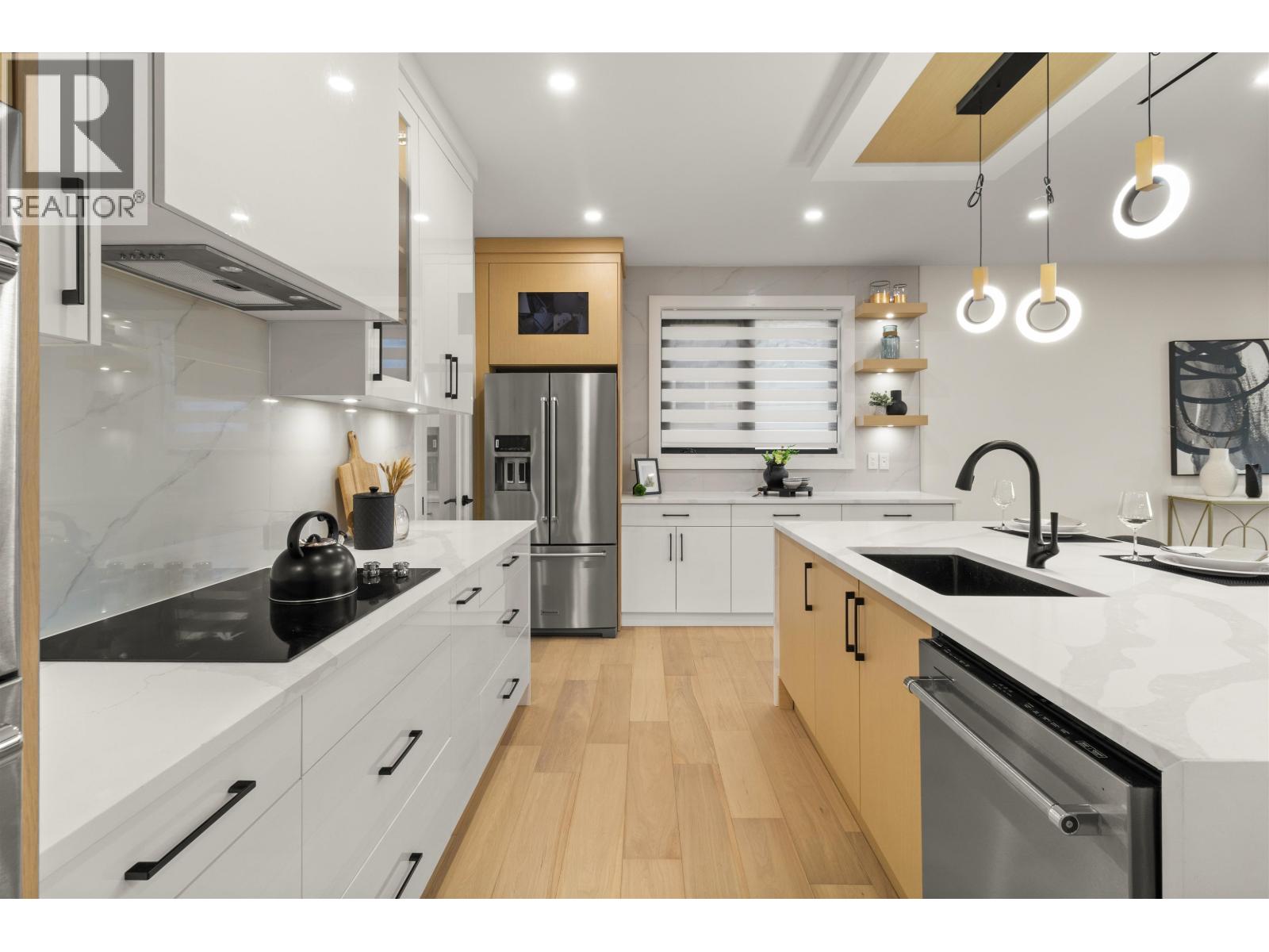 970 LAUREL COURT, Coquitlam