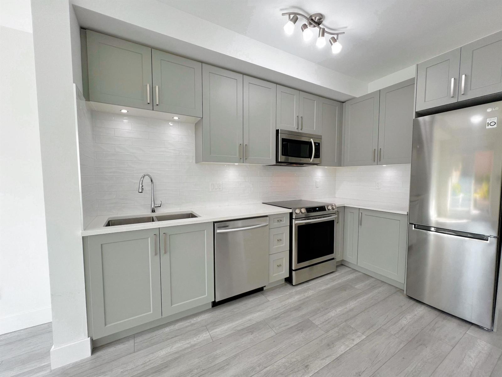 B102 9689 140 STREET STREET, Surrey