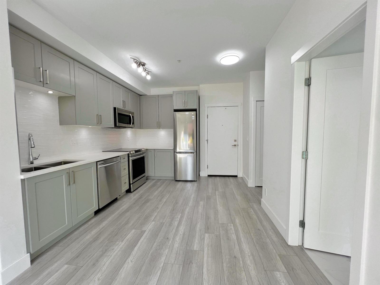 B102 9689 140 STREET STREET, Surrey