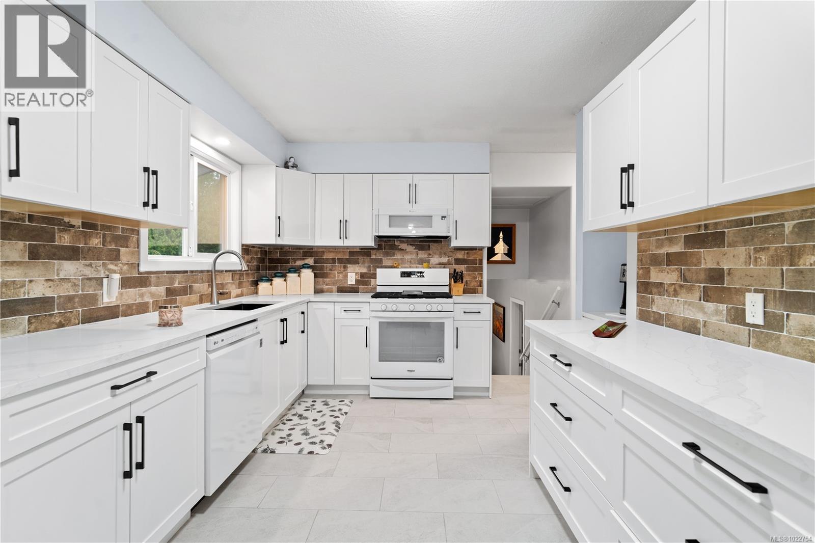 7554 Superior Rd, Lantzville