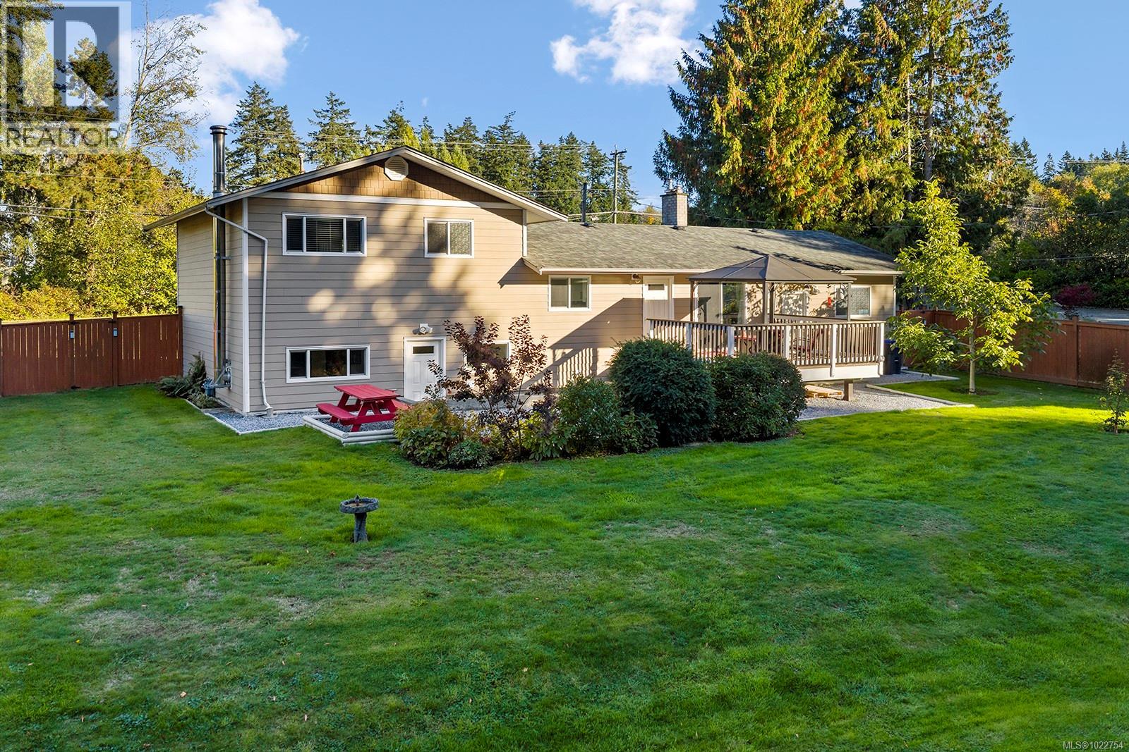 7554 Superior Rd, Lantzville