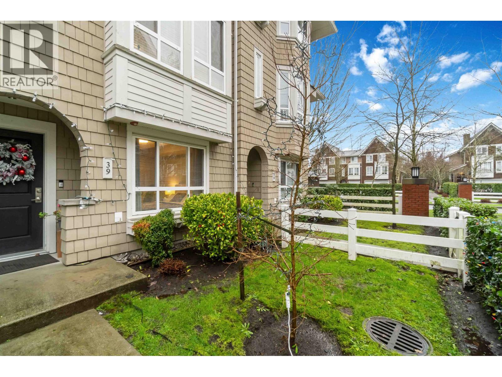 39 2418 AVON PLACE