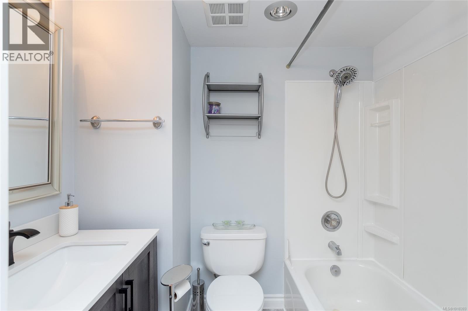 312 3460 Quadra St, Saanich