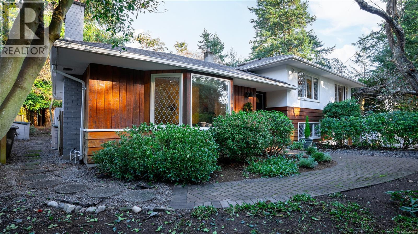2792 Tudor Ave, Saanich