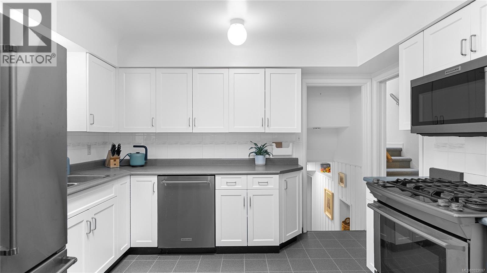 2792 Tudor Ave, Saanich