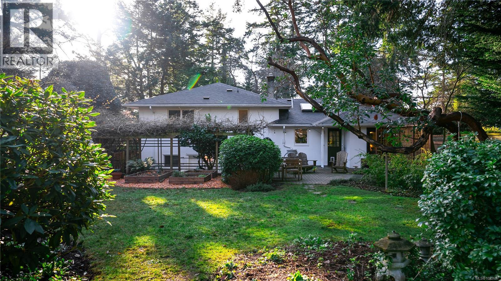 2792 Tudor Ave, Saanich