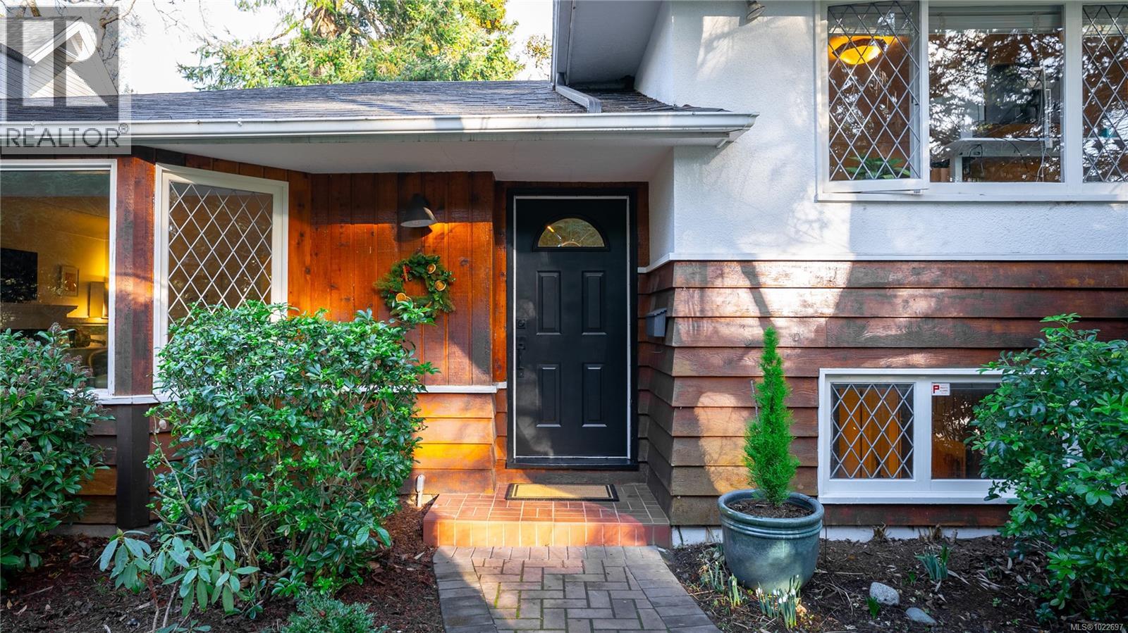 2792 Tudor Ave, Saanich