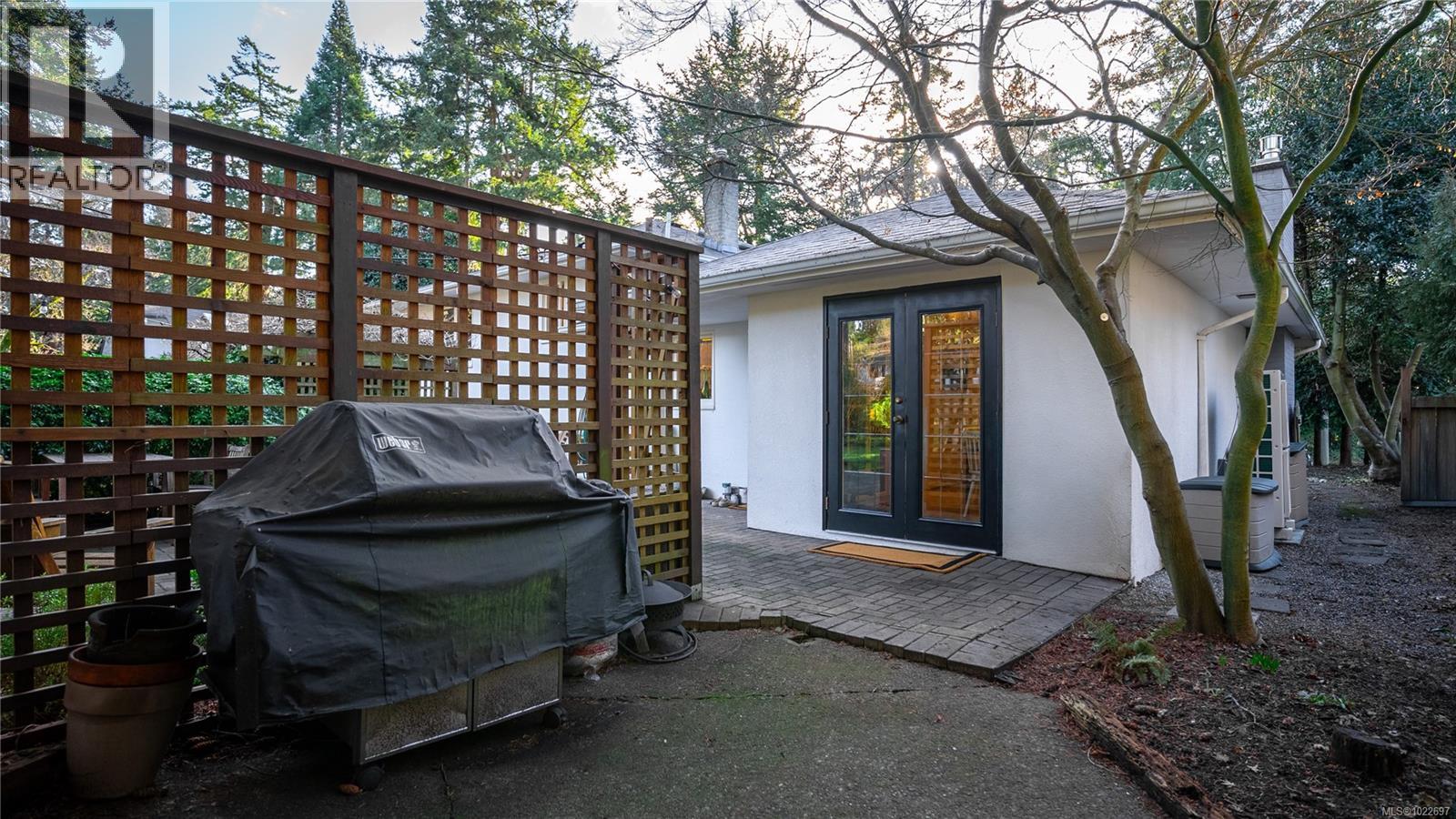 2792 Tudor Ave, Saanich