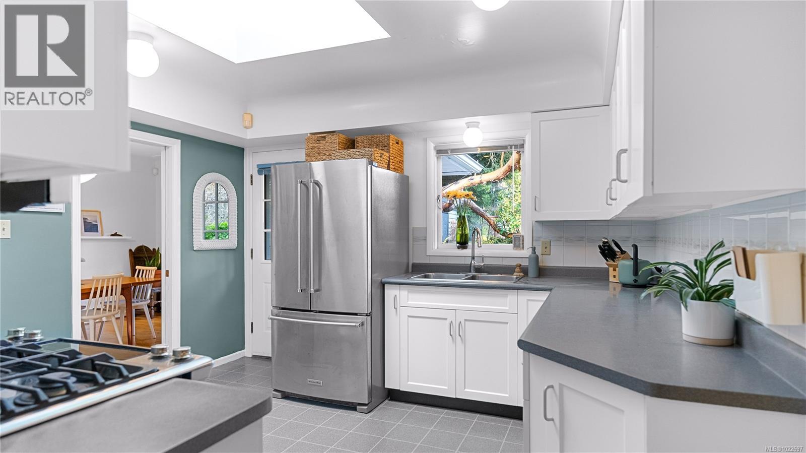 2792 Tudor Ave, Saanich