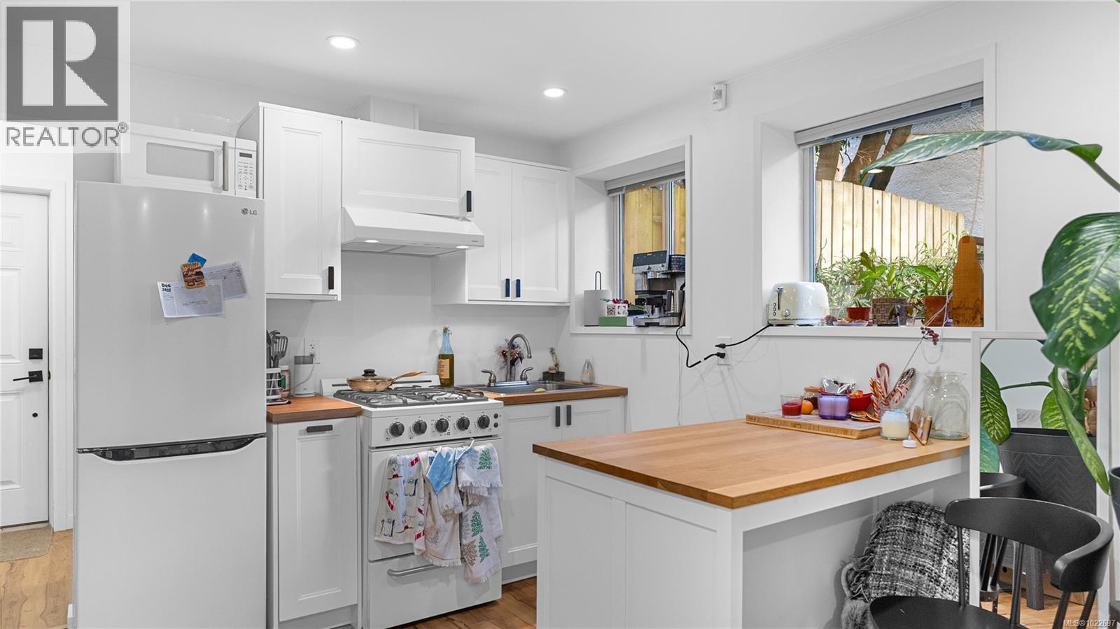 2792 Tudor Ave, Saanich