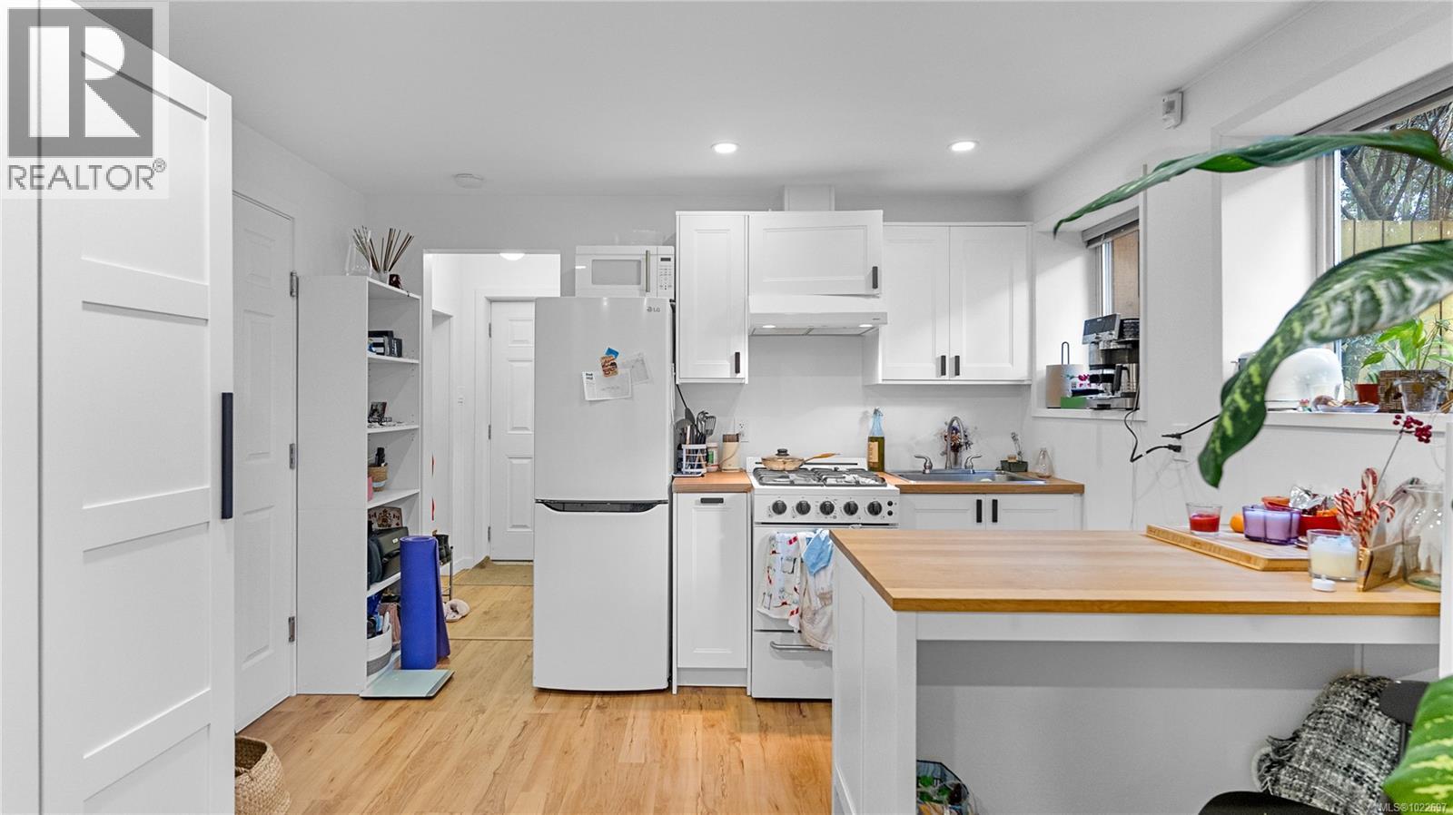 2792 Tudor Ave, Saanich