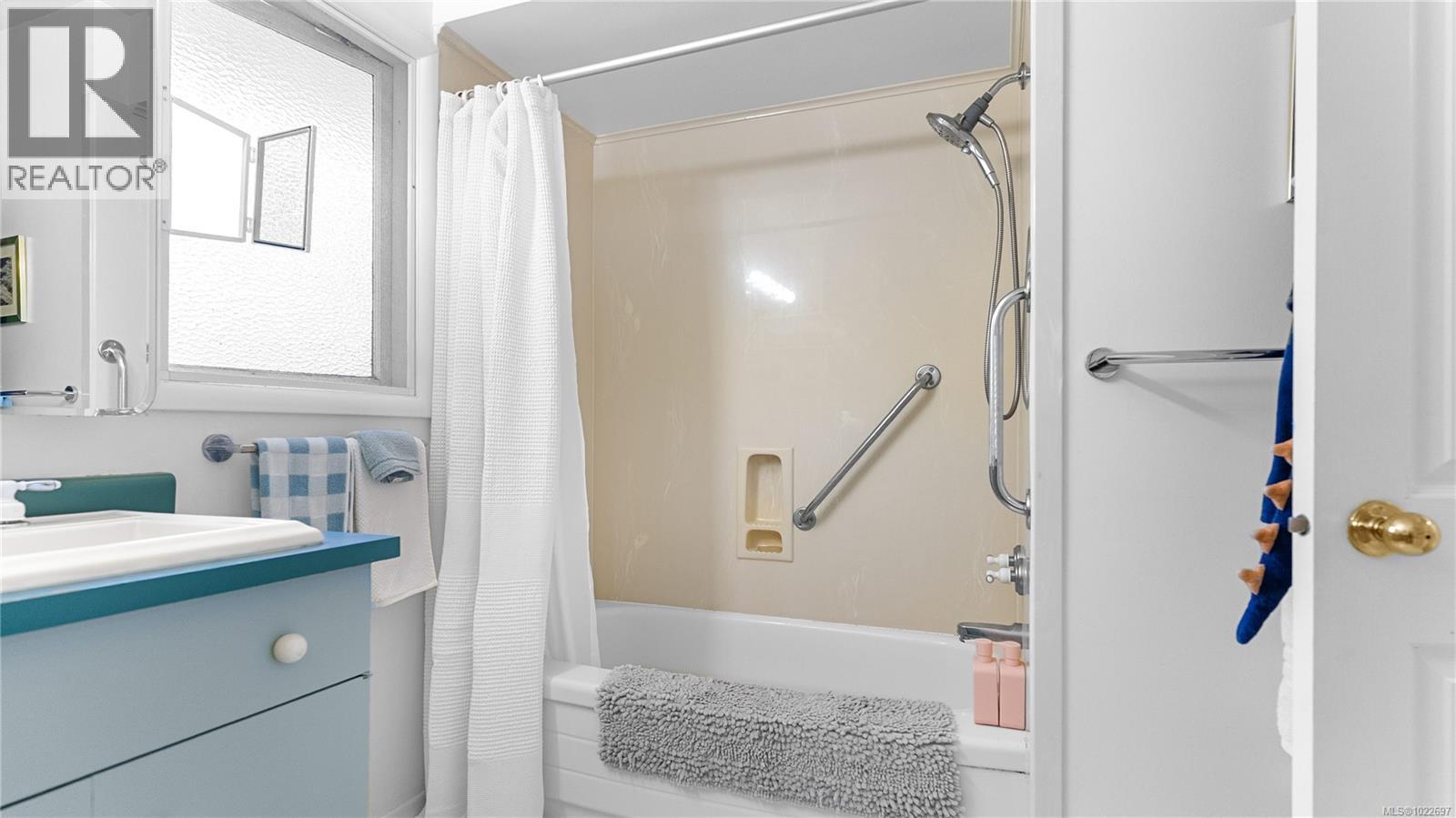 2792 Tudor Ave, Saanich