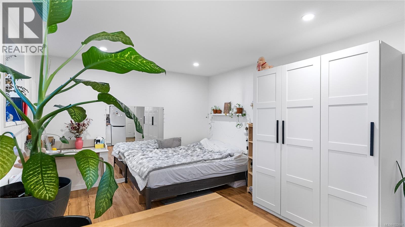 2792 Tudor Ave, Saanich