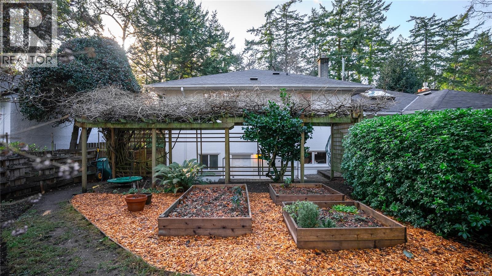 2792 Tudor Ave, Saanich