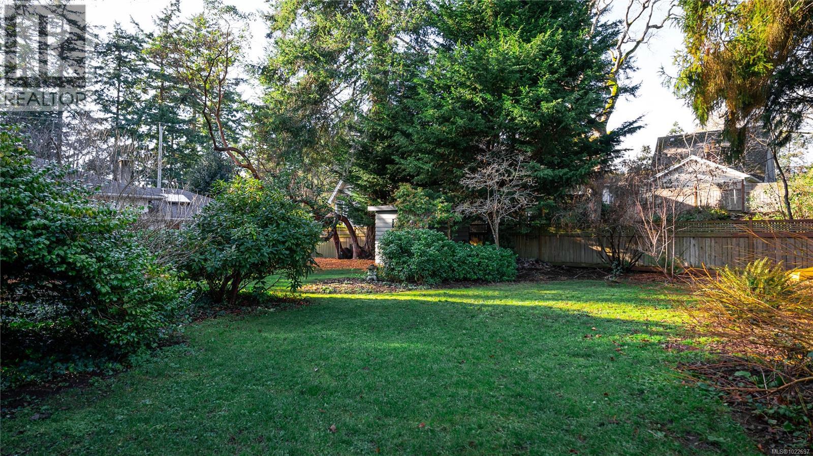 2792 Tudor Ave, Saanich