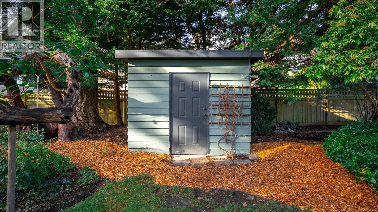 2792 Tudor Ave, Saanich