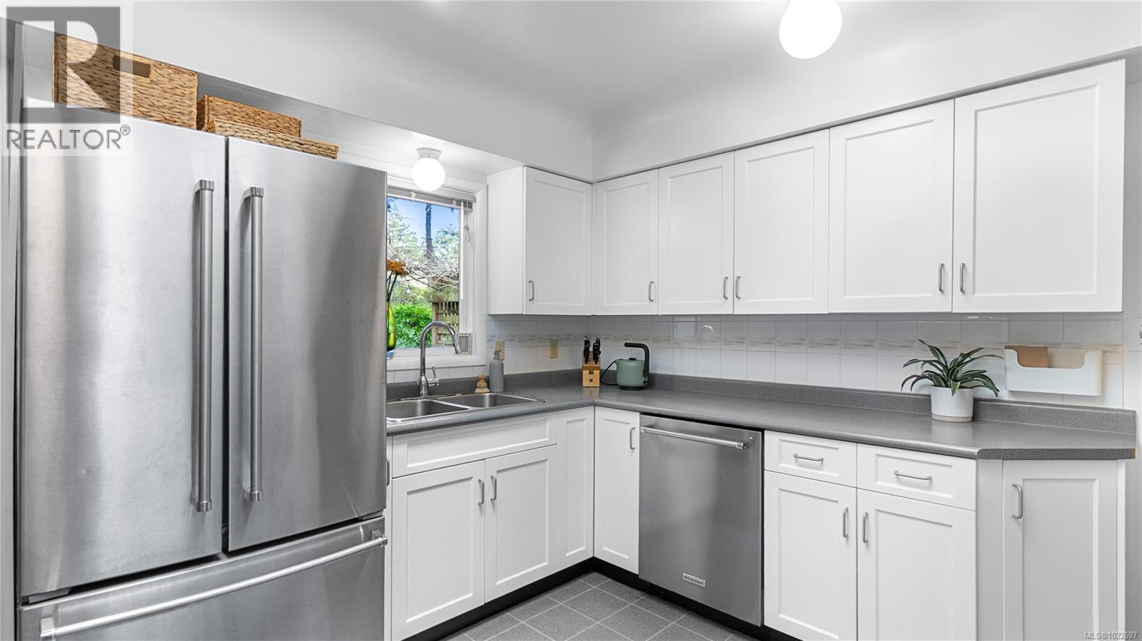 2792 Tudor Ave, Saanich