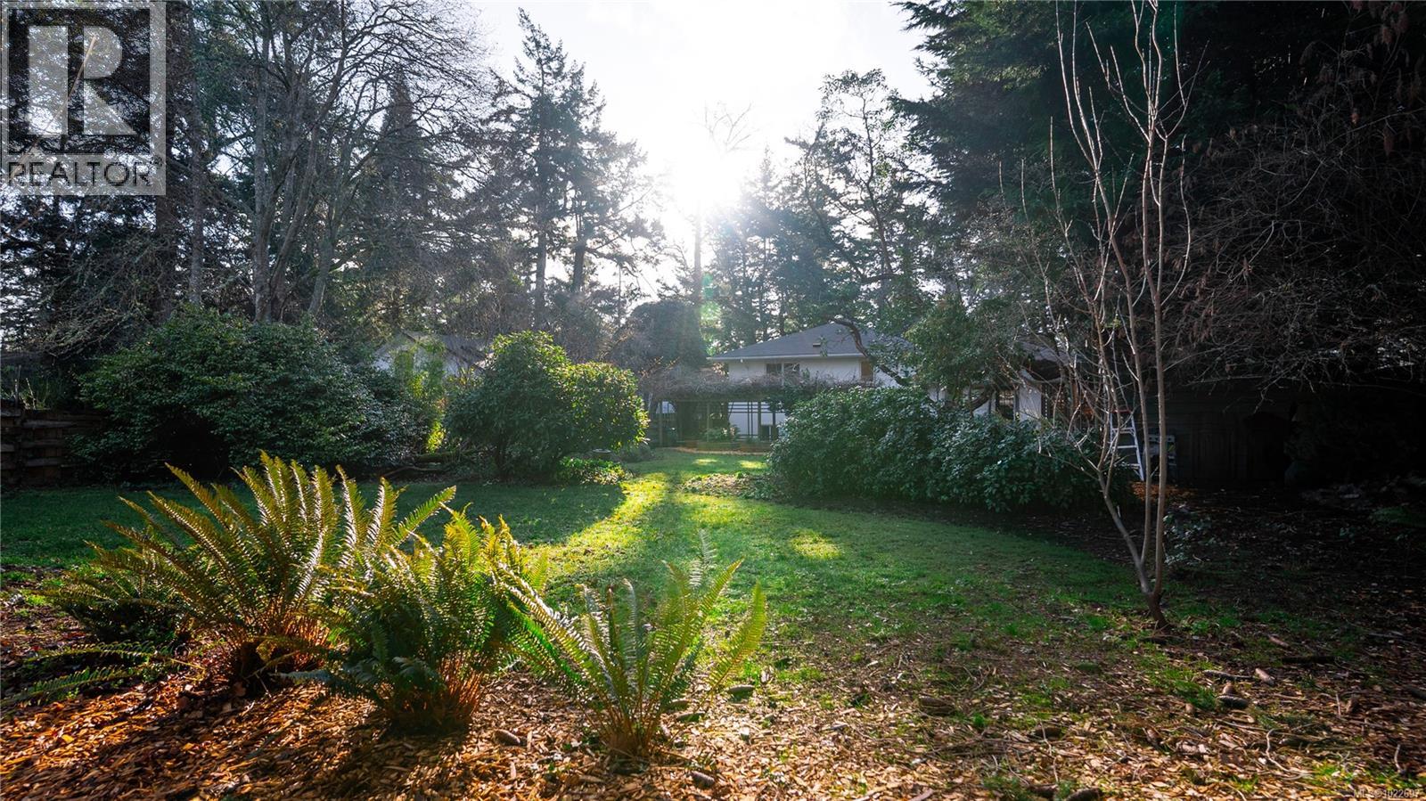 2792 Tudor Ave, Saanich