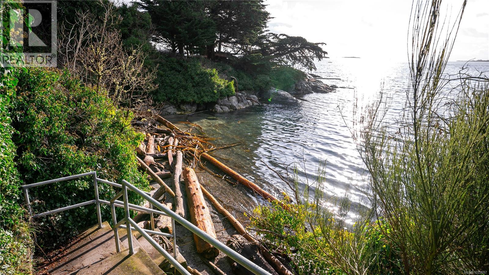 2792 Tudor Ave, Saanich