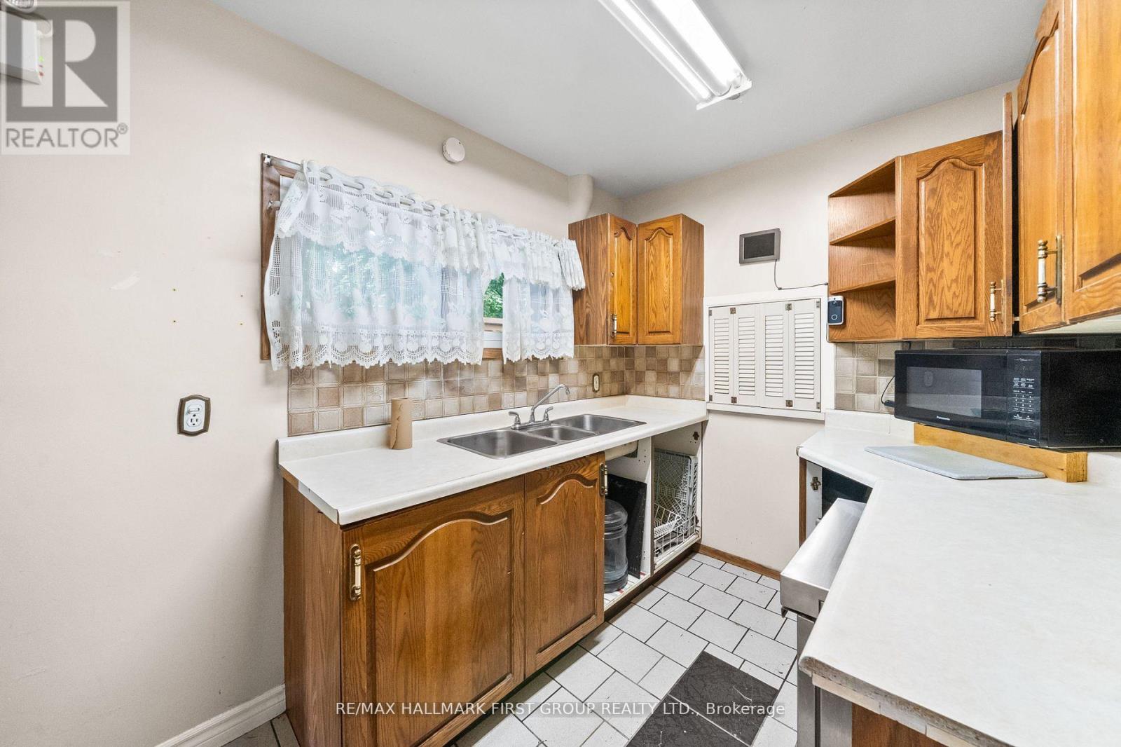 1652 TAUNTON ROAD - 12